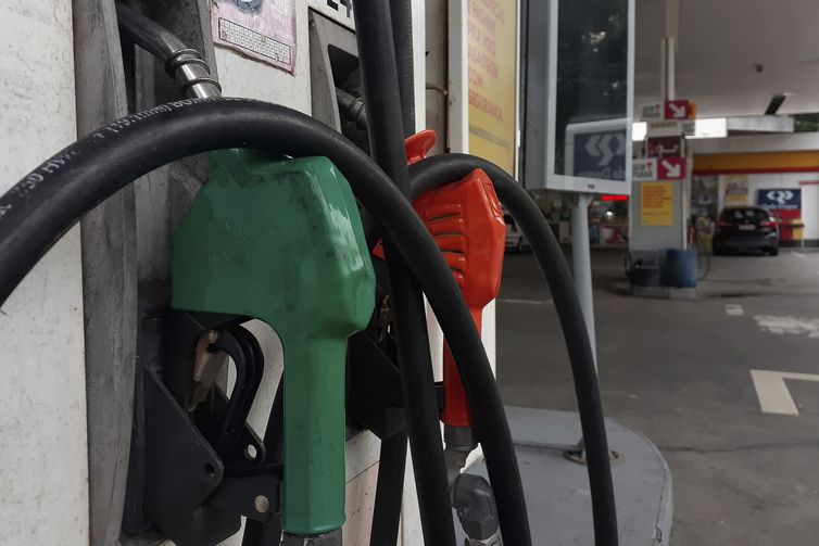  Litro da gasolina sobe R$ 0,15 nas refinarias da Petrobras