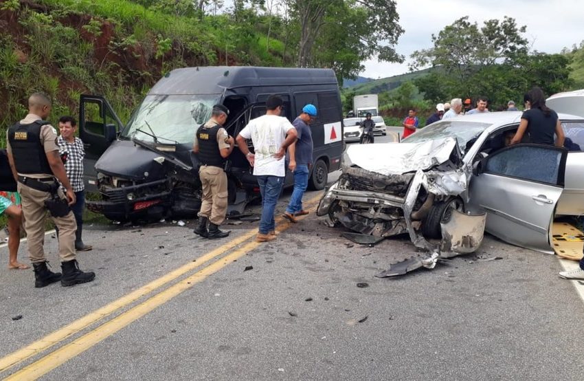  Acidente entre carro e van deixa uma jovem ferida na BR-381, em Divino das Laranjeiras