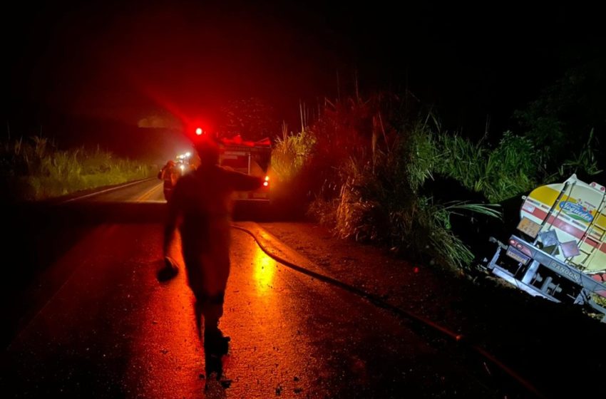  Carro bate em caminhão-tanque carregado com 45 mil litros de gasolina, em Santana do Paraíso