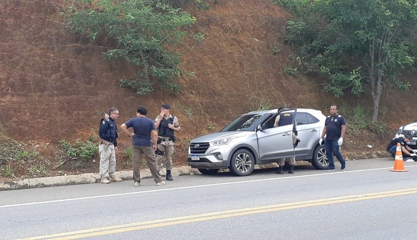  Carro é encontrado abandonado na BR-116 com dois corpos dentro