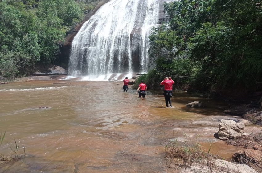  Bombeiros encontram corpos de vítimas de afogamento em Itaobim e Catuji