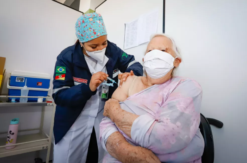  Idosos com mais de 80 anos começam a receber a 4ª dose da vacina contra a Covid em Valadares