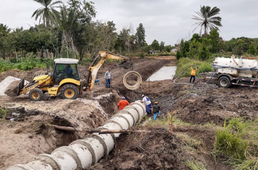  a Prefeitura de Mucuri está executando, obras de drenagem para escoamento das aguas das chuvas que constantemente alagam a Avenida Espírito Santo no distrito de Itabatã.