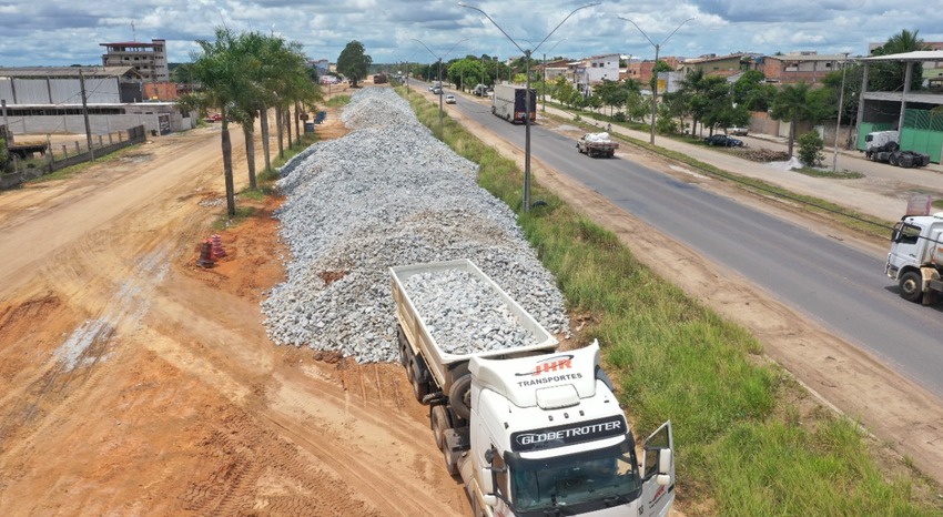  A Prefeitura de Mucuri executa obras de manutenção e requalificação da Avenida Espírito Santo no distrito de Itabatã