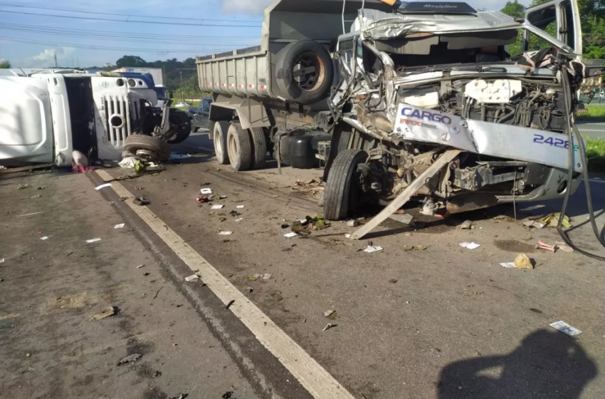  CARRETA TOMBA E MOTORISTA MORRE NA BR-101