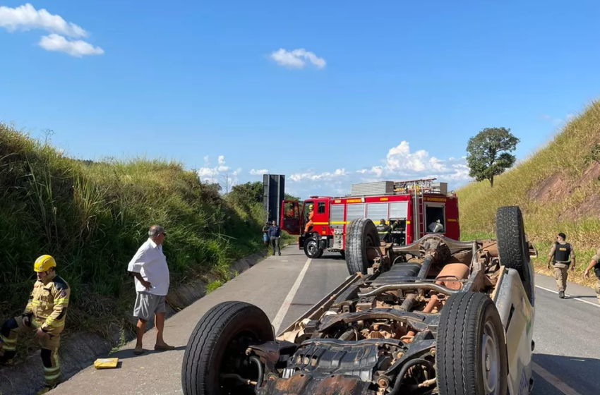  Caminhonete capota na BR-381 e deixa duas pessoas feridas em Naque