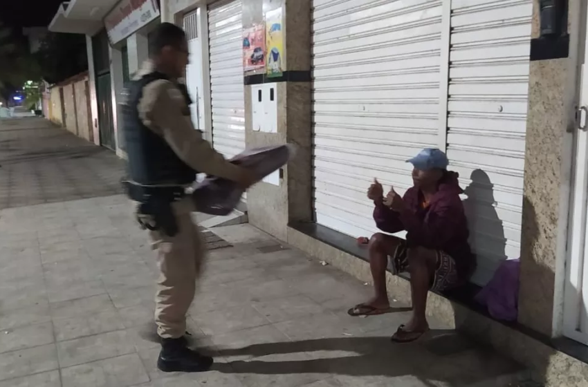  Policiais Militares distribuem cobertores para moradores de rua em Governador Valadares