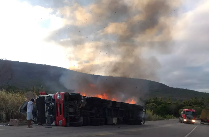  Carreta tomba e pega fogo na BR-116 em Itaobim