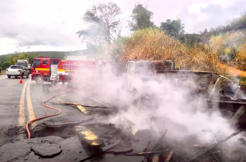  Carreta com carga inflamável pega fogo na BR-116 em Medina