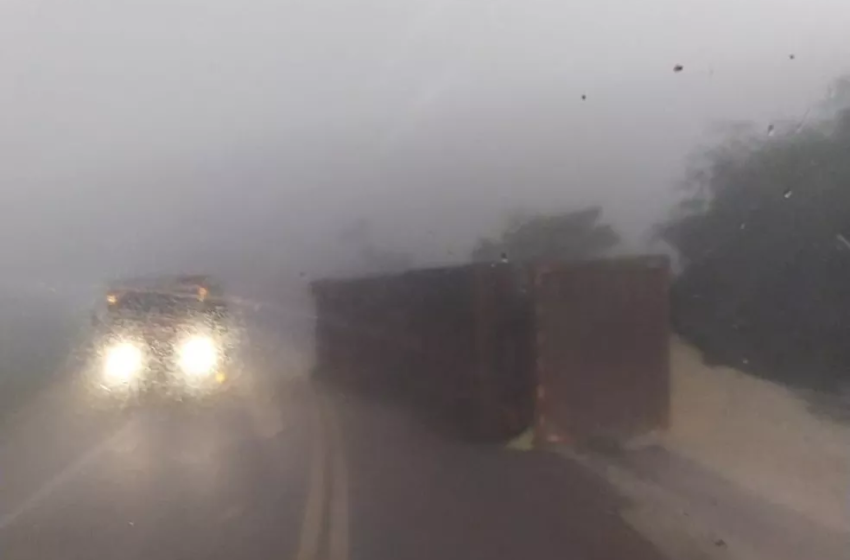  Carreta tomba na BR-381, em Periquito; havia neblina no momento do acidente