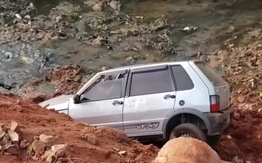  Carro cai dentro de ribeirão em Teófilo Otoni