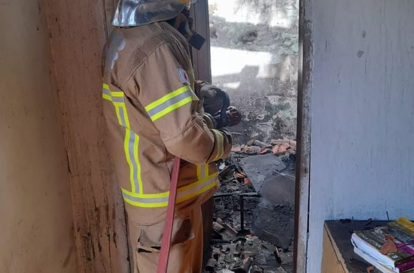  Casa pega fogo em Araçuaí; homem é retirado consciente do imóvel