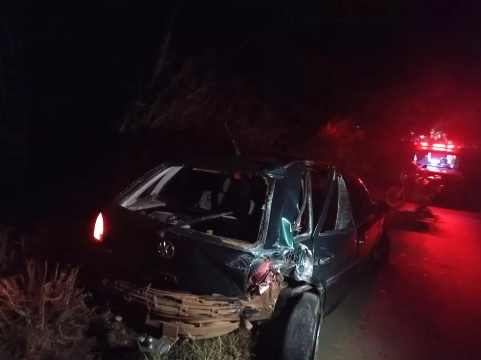  Mulher fica ferida após dois carros baterem na BR-116, em Santa Bárbara do Leste