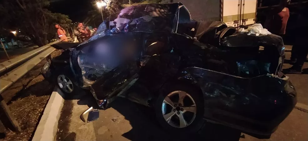  Carro bate de frente com caminhão na BR-116 e motorista morre