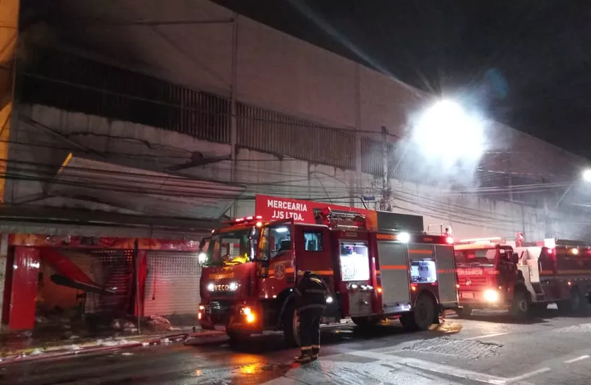  Incêndio destrói loja no Mercado Municipal de Governador Valadares