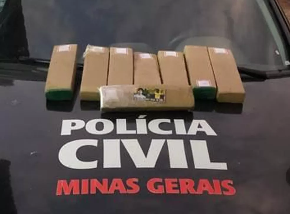  Quase oito quilos de maconha é encontrada enterrada em loteamento em Inhapim