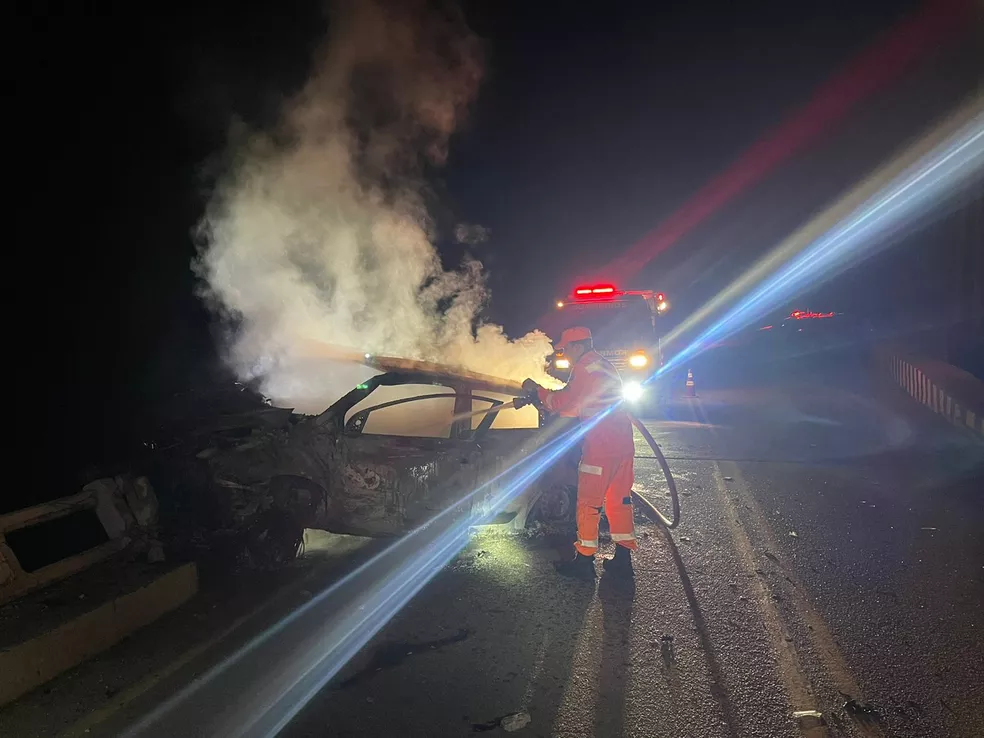  Carro pega fogo após bater em ponte em Conselheiro Pena