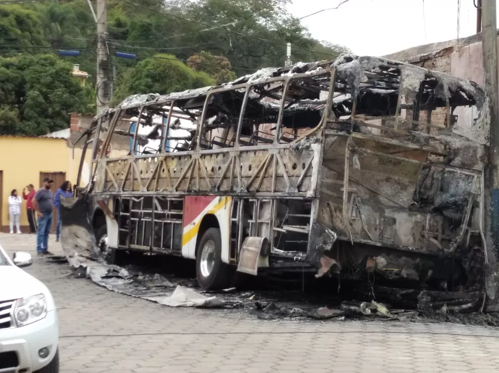  Vídeo: incêndio criminoso destrói ônibus em Ferros; um suspeito foi preso logo depois do crime