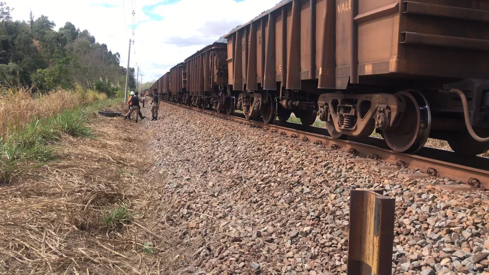  Idoso, de 62 anos, morre atropelado por trem de carga no distrito de Pedra Corrida