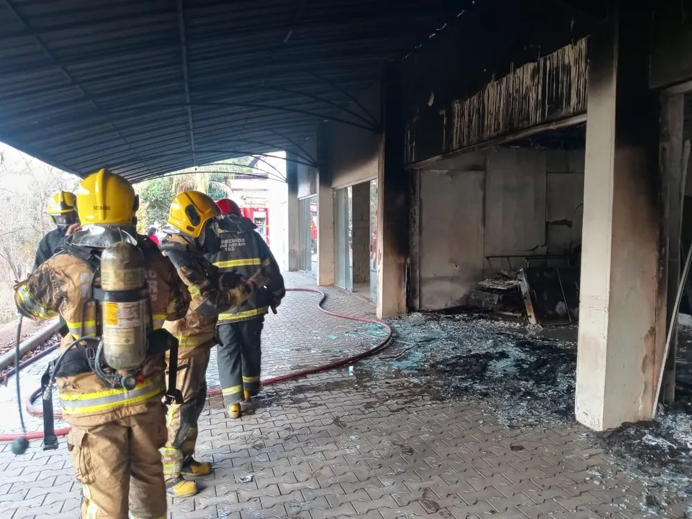  Fogo destrói loja em galeria do bairro Funcionários em Timóteo