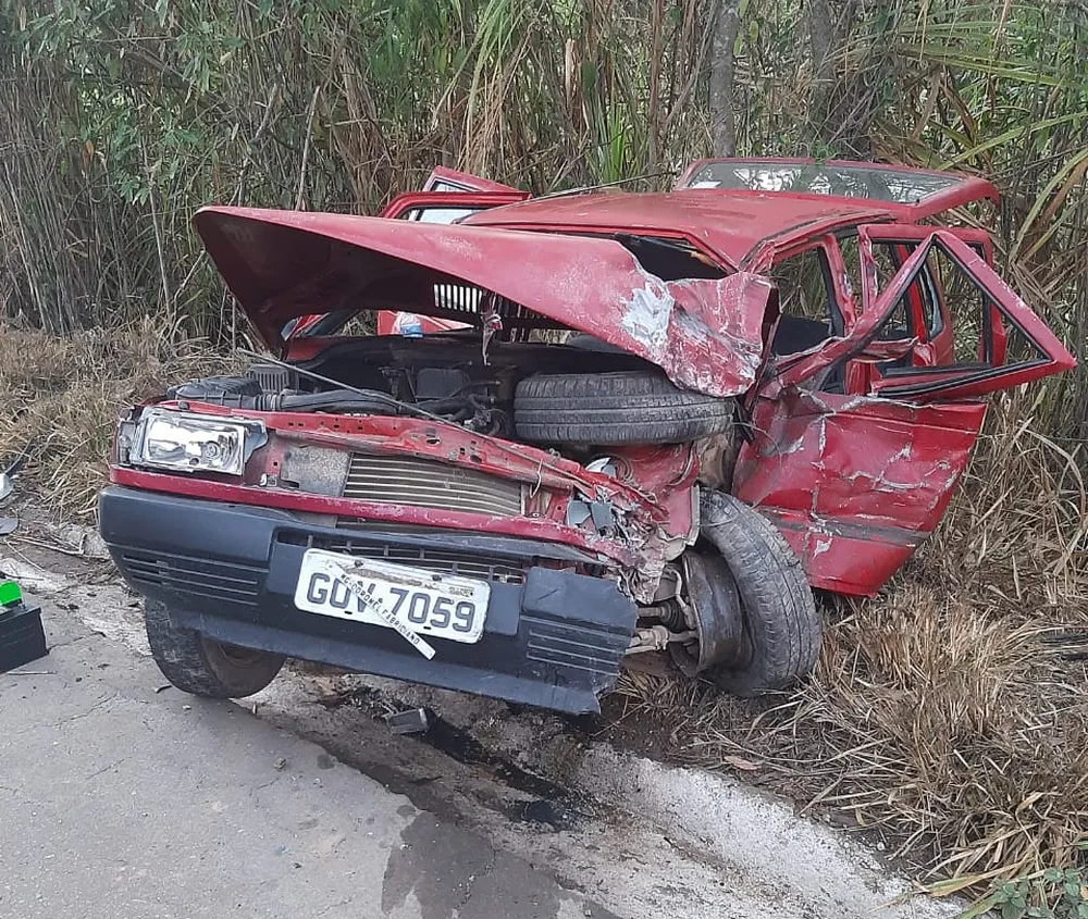  Batida frontal entre carro e carreta deixa dois feridos na BR-381 em Belo Oriente