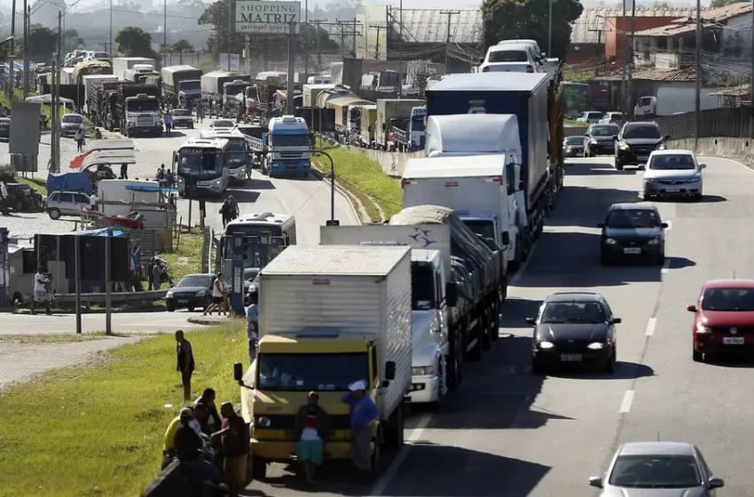  Auxílio para caminhoneiros e taxistas: quarta parcela será paga nesta terça-feira; veja calendários