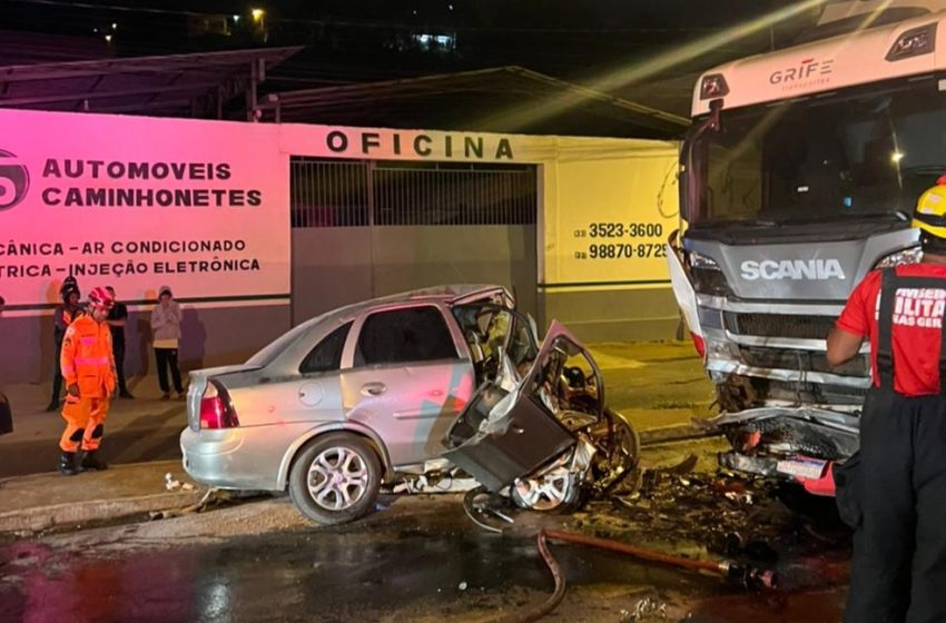  Motorista, de 23 anos, bate em caminhão e morre na BR-116 em Teófilo Otoni