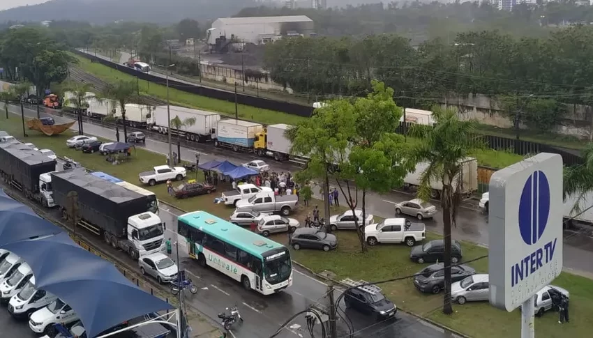  Caminhoneiros bolsonaristas não aceitam derrota e ocupam BR-381 em Ipatinga, no Leste de MG