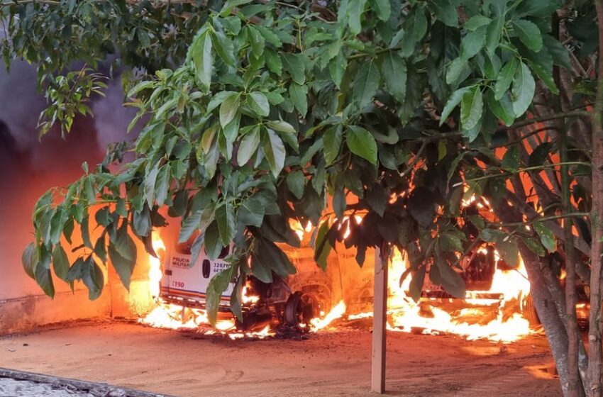  Homem é expulso de festa e coloca fogo em duas viaturas da polícia em Divisópolis