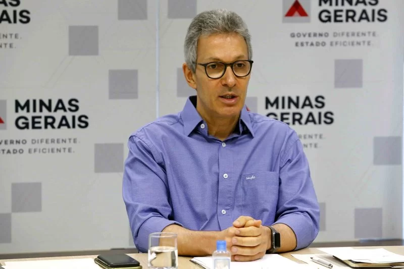  Governador reeleito de Minas Gerais, Romeu Zema não deverá prestigiar a cerimônia de posse de Lula em janeiro. O mineiro, que se diz “PTfóbico”, tampouco foi à de Bolsonaro em 2019.   Já o governador do Rio, Cláudio Castro, é aliado de Bolsonaro, mas planeja comparecer à posse de Lula, como um gesto de cordialidade institucional.