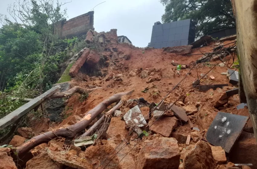  Barranco de cemitério desmorona em Teófilo Otoni e leva lama e caixão para dentro de casa