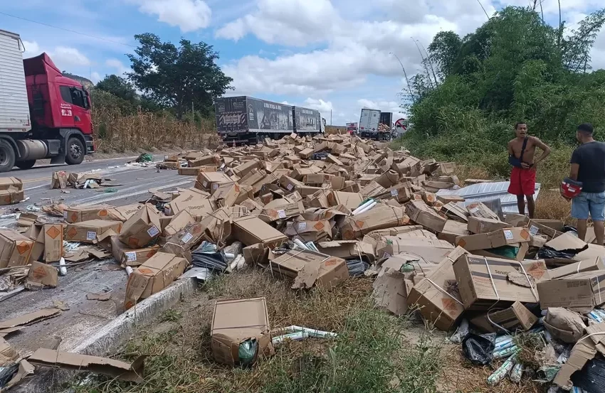  Carreta com 5 mil quilos de explosivos tomba na BR-116, em Itaobim