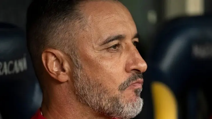  “Se despediu do elenco, pediu para ir embora”; Vítor Pereira recebe a pior notícia que poderia acontecer e sofre mais pressão no Flamengo