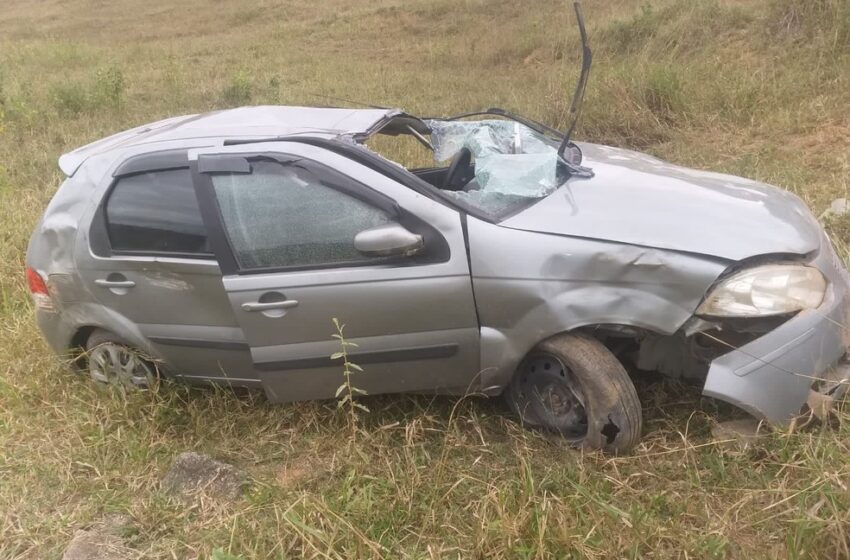  Carro sai da pista, cai de barranco de quase 20 metros e deixa casal de idosos feridos em Teófilo Otoni