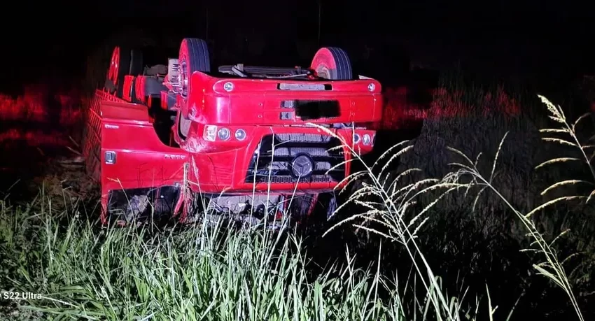  Caminhão transportando bois tomba na MG-409 e motorista fica ferido