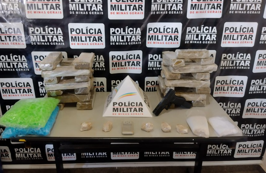  Polícia Militar apreende 29 barras de maconha durante operação em Itaobim