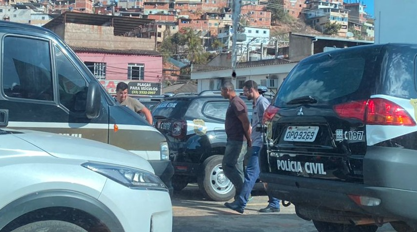  Homem se entrega à polícia e confessa que matou companheira e filha dela em MG