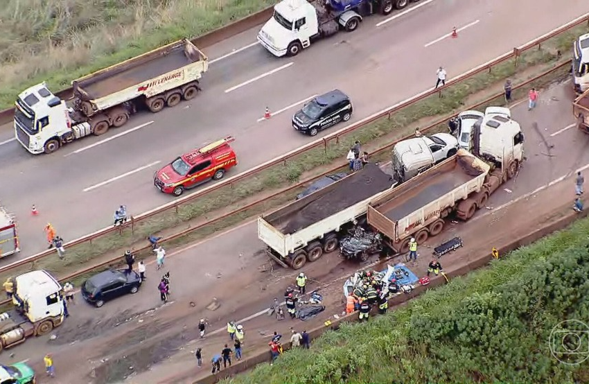  Família que morreu em acidente com 13 veículos é velada em Teófilo Otoni