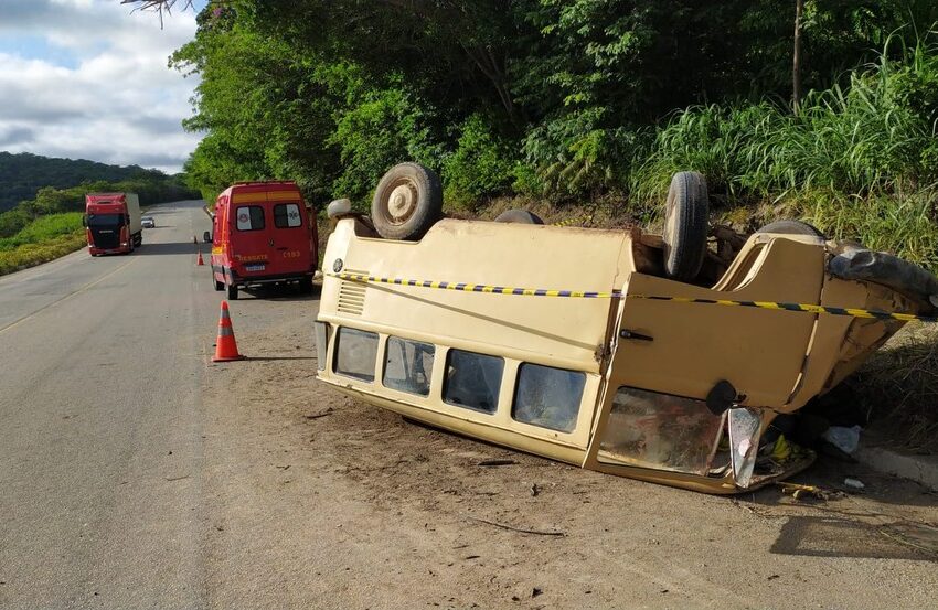  Mulher morre e marido fica ferido após kombi bater em animal e capotar na BR-116; casal de agricultores seguia para feira em Itaobim