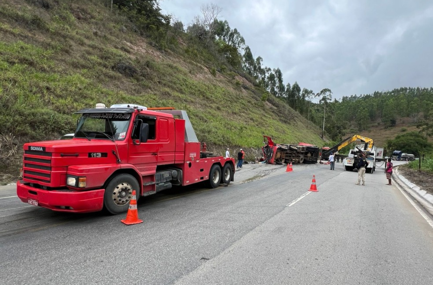  Caminhão tomba na BR-116 próximo a Catuji e deixa dois mortos