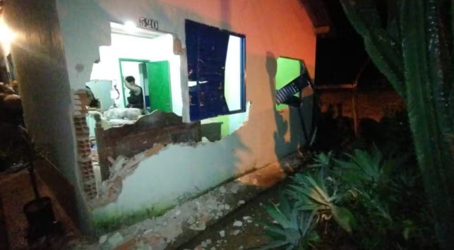  Idosa é arrastada pelas pernas e agredida após ter casa invadida por quatro criminosos; paredes e objetos do imóvel foram destruídos