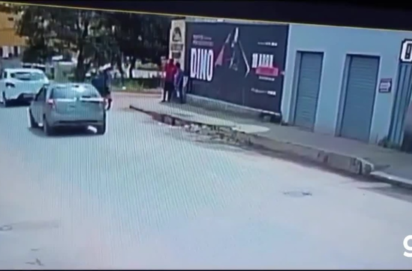  VÍDEO: criminosos param moto ao lado de homens na calçada, atiram várias vezes, mas não acertam ninguém