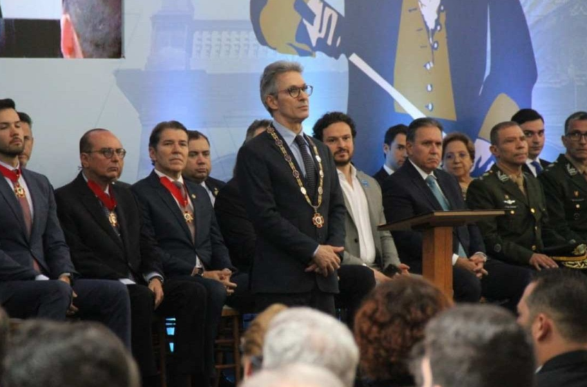  Zema é vaiado na entrega da Medalha da Inconfidência