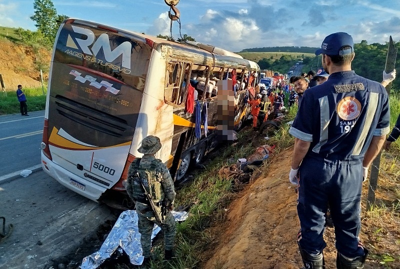  Tragédia na BR-101: Acidente com ônibus deixa pelo menos 08 mortos e vários feridos em Teixeira de Freitas