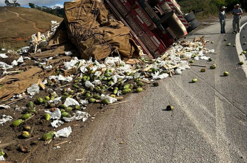  Criança de 10 anos morre após caminhão tombar na MGC-418, em Teófilo Otoni