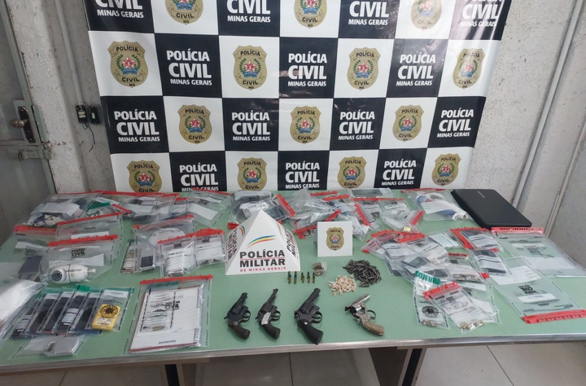  Jovem em cárcere privado é libertado durante operação conjunta entre PC e PM em Guanhães; 14 foram presosJovem em cárcere privado é libertado durante operação conjunta entre PC e PM; 14 pessoas foram presas. — Foto: Polícia Civil/Polícia Militar   Um jovem, de 19 anos, foi libertado de cárcere privado durante uma operação conjunta das polícias Civil e Militar, nesta quarta-feira (17), em Guanhães.  De acordo com a polícia, a ação, denominada Estado Forte, tinha o objetivo de cumprir mandados de prisão e de busca e apreensão expedidos pelo Poder Judiciário.  O trabalho também procura solucionar investigações em andamento de crimes ocorridos na região, como tráfico de drogas, homicídios, tortura e organização criminosa.  Durante a operação, um jovem, de 19 anos, que era torturado há três dias, foi libertado. A polícia informou que ele seria executado nesta quarta-feira.