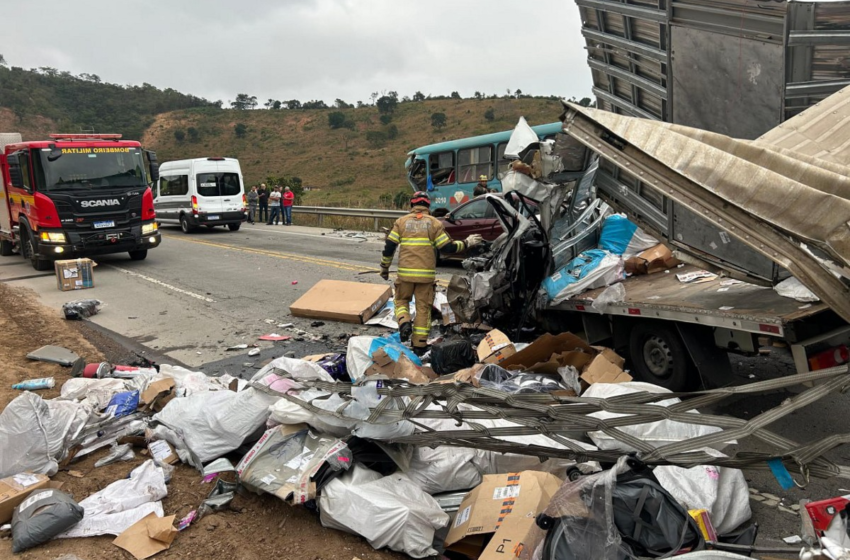  Motoristas morrem após batida entre ônibus e caminhão na BR-116, em Teófilo Otoni