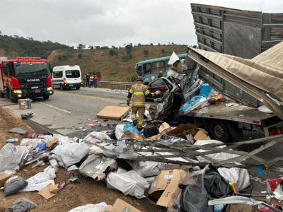 Motoristas morrem após batida entre ônibus e caminhão na BR-116, em Teófilo Otoni