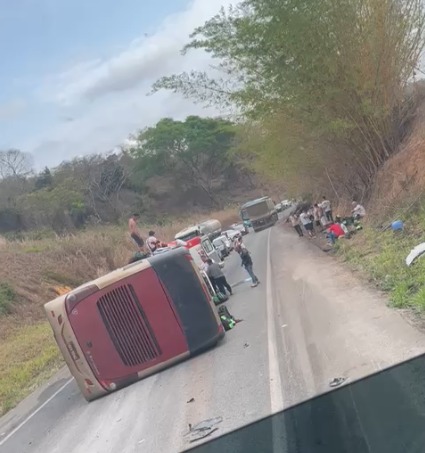  Acidente grave com ônibus de turismo é registrado próximo a Carlos Chagas MG