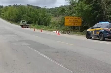 Motociclista cai em reta e morre na BR-116, em Teófilo Otoni